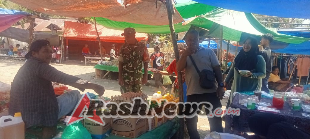 Sertu Denis Fernandes Ajak Warga Jaga Keamanan dan Kesehatan di Pasar Desa Rangalaka