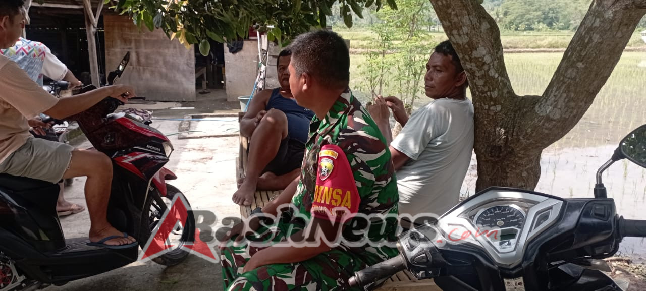 Cegah Dampak Cuaca Ekstrem, Babinsa Seminar Salit Aktif Lakukan Monitoring dan Komsos Bersama Warga