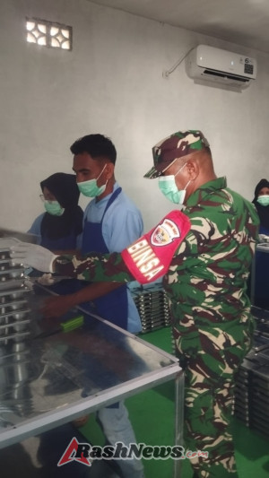 Babinsa Rote Timur Dampingi Pemberian Makanan Bergizi untuk 1.709 Siswa di Kecamatan Rote Timur