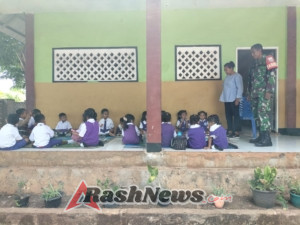 Babinsa Pantai Baru Dampingi Pemberian Makanan Bergizi bagi 3.093 Siswa di Rote Ndao