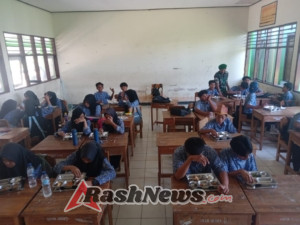 Kehadiran Babinsa Bawa Semangat Positif dalam Kegiatan Makan Sehat Bergizi di SMPN 1 Taliwang