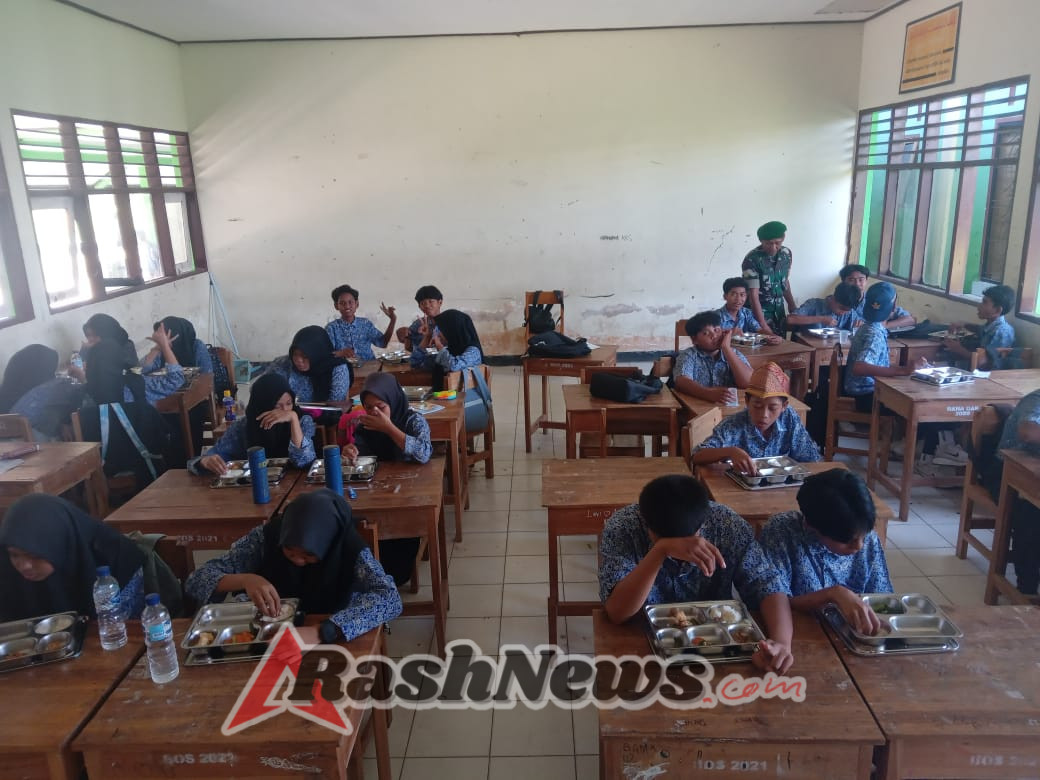 Kehadiran Babinsa Bawa Semangat Positif dalam Kegiatan Makan Sehat Bergizi di SMPN 1 Taliwang