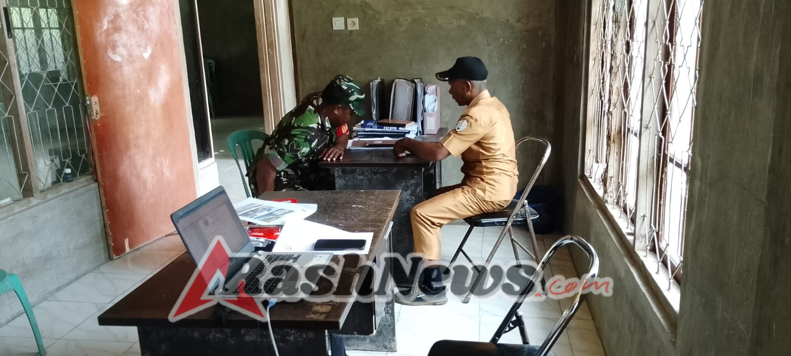 Babinsa Detusoko Hadir di Tengah Warga, Pastikan Keamanan Desa Wolomasi Tetap Kondusif