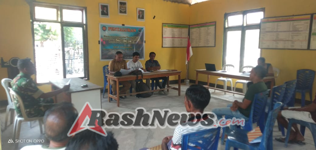 Babinsa Koramil 1627-03/Batutua Bantu Warga Desa Mbali Lendeki Bangun Pagar Kebun