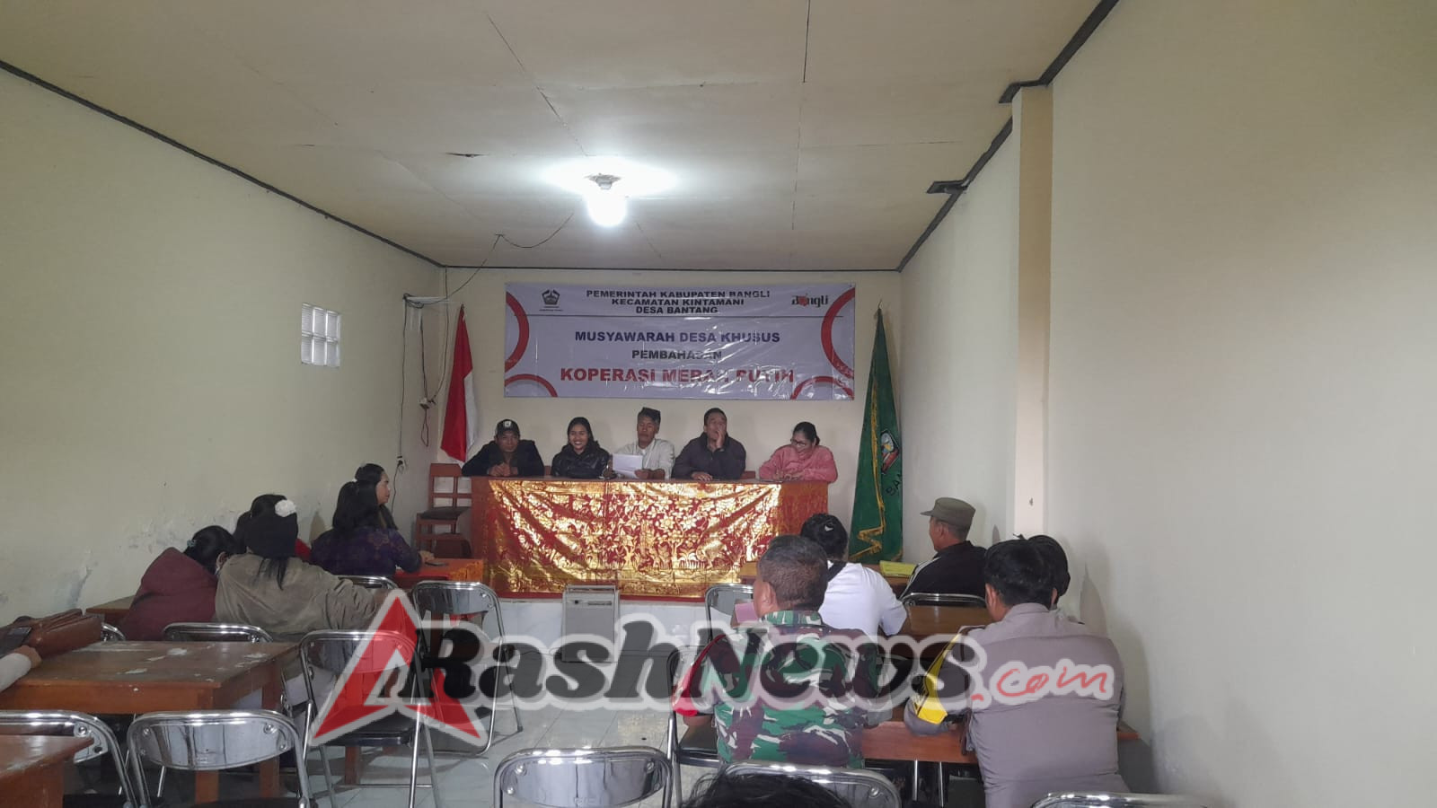 Bhabinkamtibmas Desa Bantang Hadiri Musyawarah Desa Khusus Bahas Koperasi Merah Putih