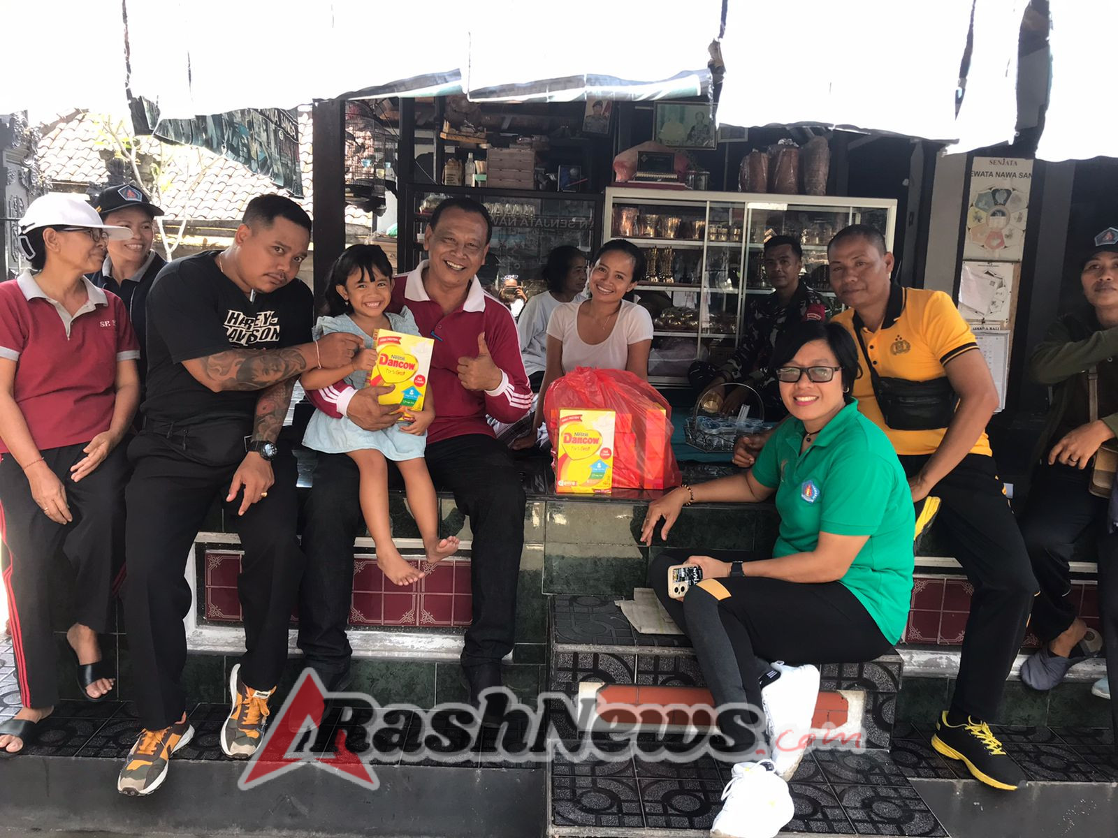 Dukung Percepatan Atasi Stunting, Babinsa Semarapura Kauh Turun Langsung Bantu Salurkan PMT