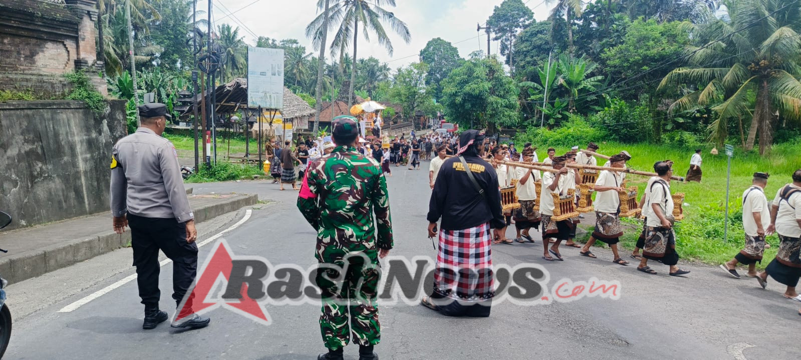 Dihadiri ratusan Warga, Babinsa Paksebali Tegaskan  Pengabenan Wujud Kuatnya Kebersamaan Warga Dalam Balutan Tradisi