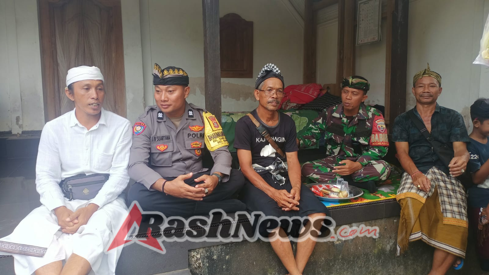 Babinsa Koramil 1616-01/Gianyar Peduli Warga, Hadiri Prosesi Pengabenan di Samplangan