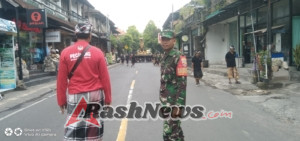 Babinsa Ubud Tunjukkan Dedikasi dengan Pengamanan Jalannya Upacara Ngaben Warga di Tengah Padatnya Arus Lalin