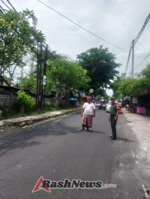 Babinsa Desa Serongga Hadir di Tengah Warga Laksanakan Pengamanan Upacara Pitra Yadnya