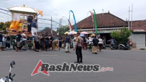 Bhabinkamtibmas Desa Paksebali Amankan Upacara Ngaben Warga.