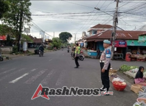 Cegah terjadinya kemacetan dan laka lantas, Personil Polsek Penebel melaksanakan Strong Point pagi