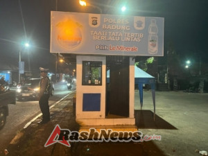 Personil Polsek Mengwi Laksanakan Strong Point di Simpang Beringkit, Ciptakan Kelancaran Arus Lalu Lintas