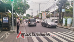 Menjelang Senja, Personel Polres Badung Atur Lalu Lintas Demi Kenyamanan Pengguna Jalan
