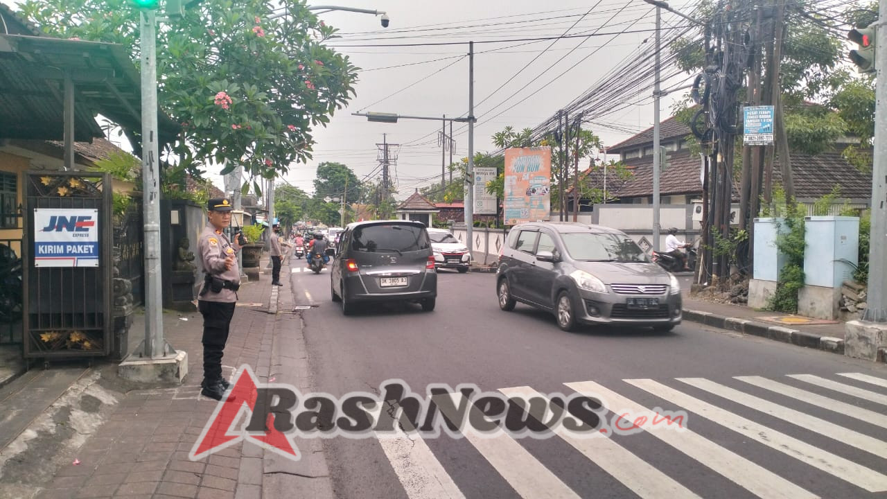 Menjelang Senja, Personel Polres Badung Atur Lalu Lintas Demi Kenyamanan Pengguna Jalan