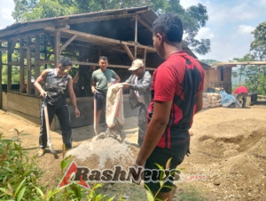 Anggota Kodim 1612/Manggarai Laksanakan Rehap Rumah Tidak Layak Huni di Desa Riung