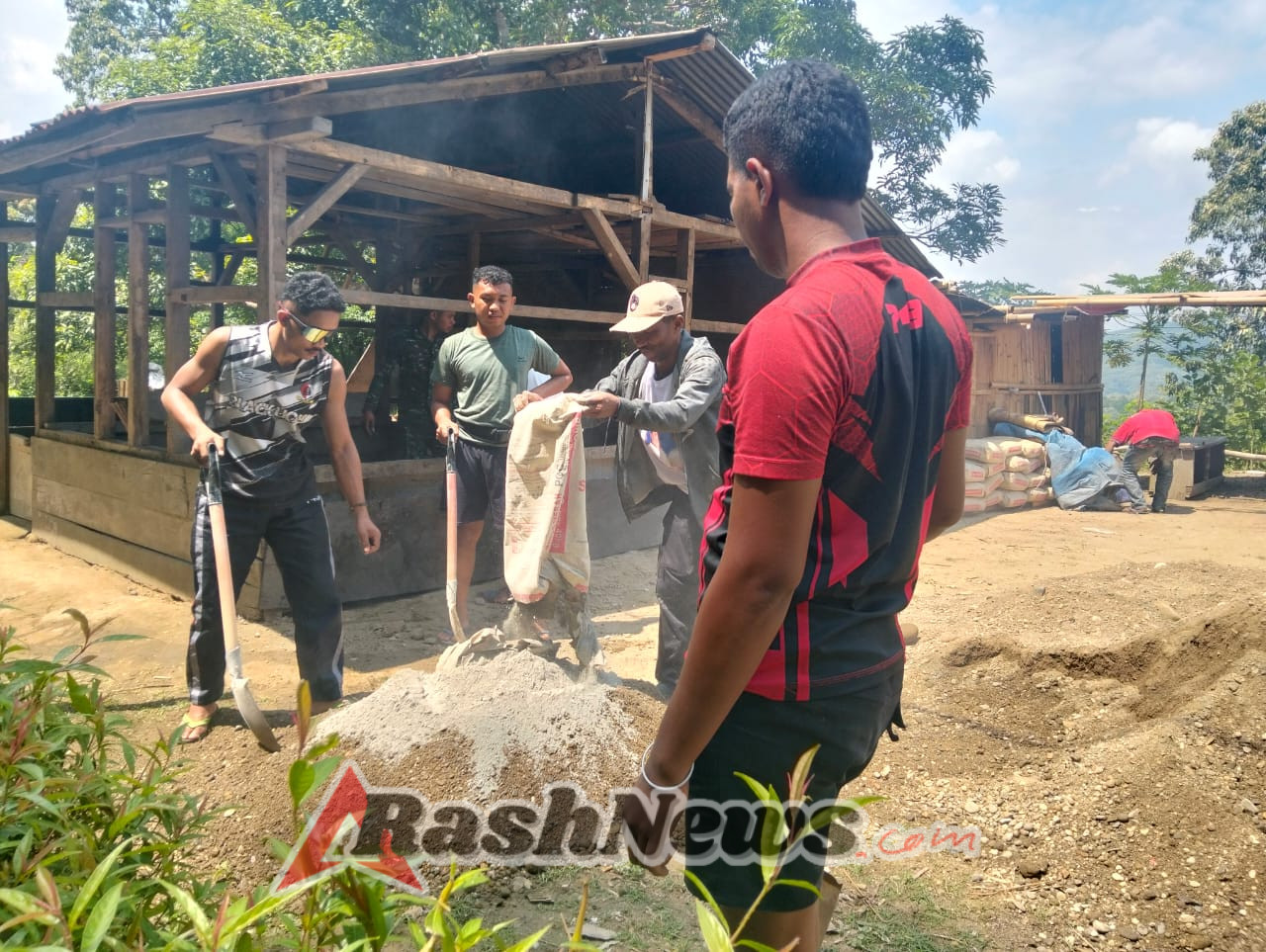 Anggota Kodim 1612/Manggarai Laksanakan Rehap Rumah Tidak Layak Huni di Desa Riung