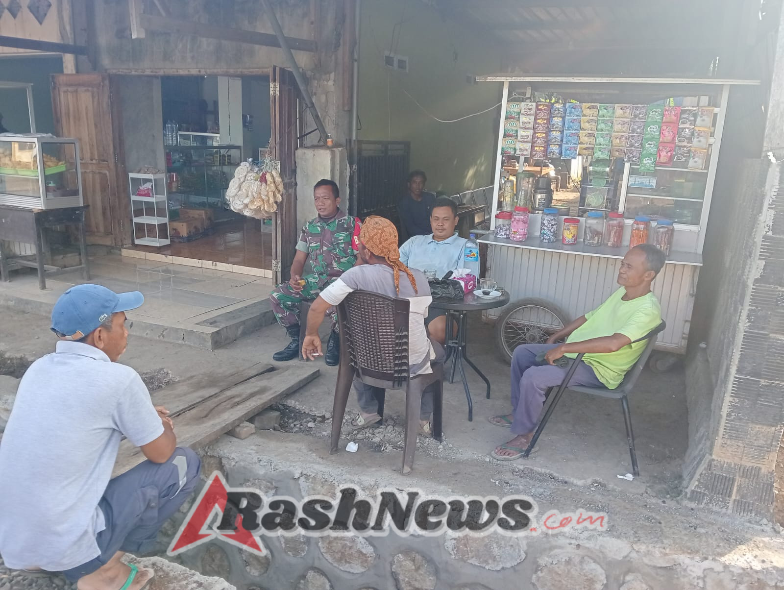 Babinsa Koramil 1628-04 Terus Pantau Kondisi Wilayah Melalui Komsos