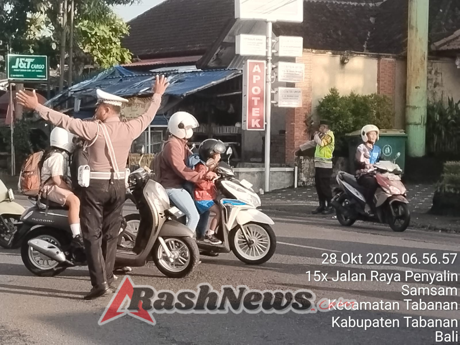 Bukan hanya sekedar Hadir di jalan, tetapi kami selalu Berbuat demi Kamseltibcarlantas yang Kondusif.
