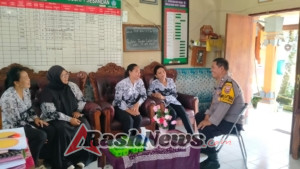 Bhabin Sesandan Sambangi SD N 1 Sesandan, Sampaikan Pesan Kamtibmas kepada Guru