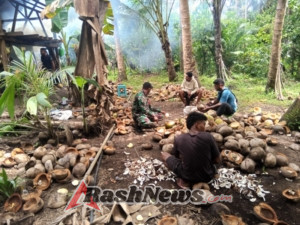 Sinergi TNI dan Masyarakat: Babinsa Adonara Bantu Warga dalam Kegiatan Gotong Royong