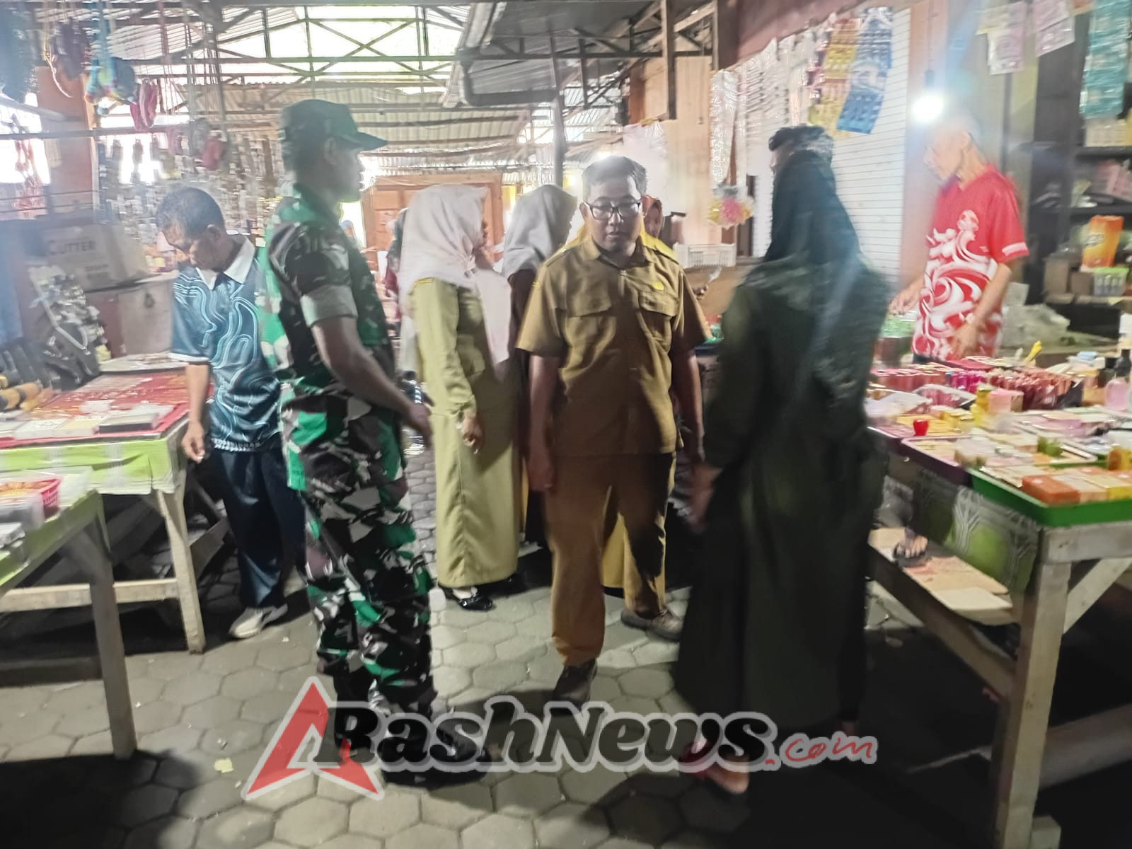 Serda Syarifuddin Pastikan Pembagian Kupon Tempat Baru Pedagang Berjalan Aman dan Tertib