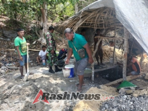 TNI Hadir di Tengah Masyarakat, Babinsa Pantai Baru Dampingi Pembersihan Sumur Gali