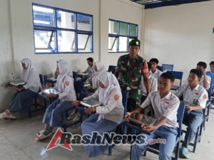 Tingkatkan Kesehatan Pelajar, Babinsa Koramil 1628-05/Jereweh Dampingi Program MSG di Desa Belo