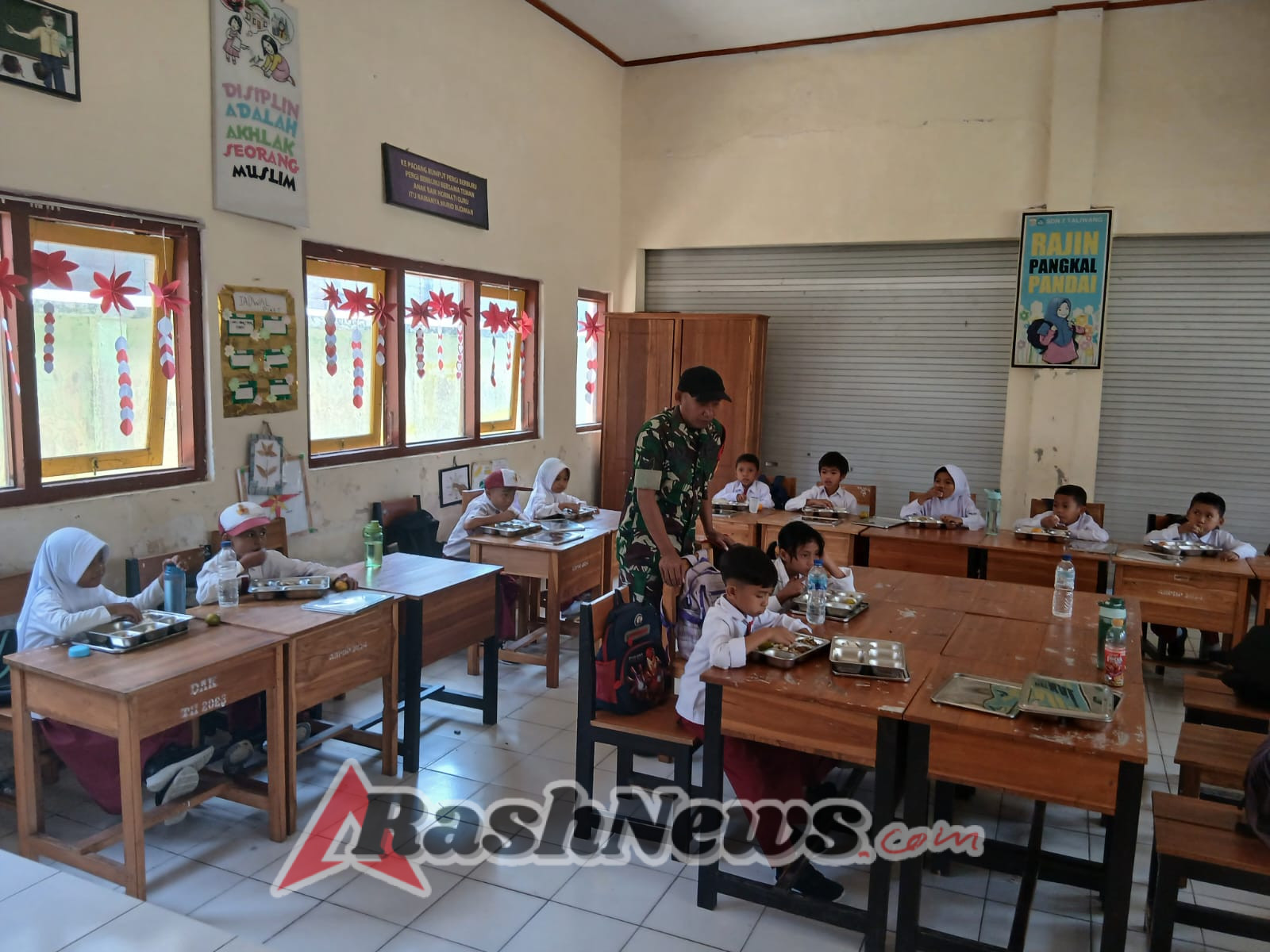 Babinsa Koramil 1628-01/Taliwang Ajak Siswa SDN 7 Taliwang Gemar Makan Bergizi
