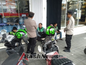 Satbinmas Polres Tabanan Sambangi Pengemudi Online, Ajak Tertib Berlalu Lintas dan Waspada Kejahatan Jalanan