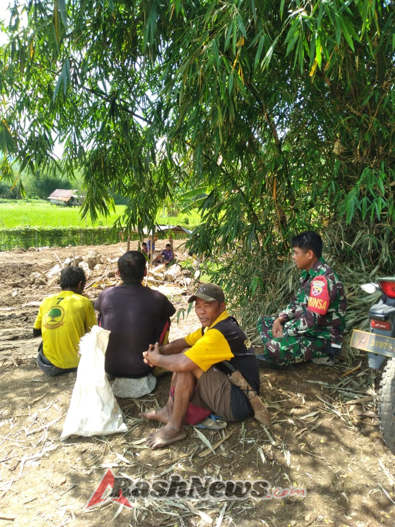 Komsos Babinsa Desa Loka, Ajak Petani Siaga Garap Lahan Pertanian