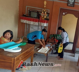 Babinsa Desa Bangbang Dampingi Petugas Kesehatan dalam Pelaksanaan Posyandu Balita
