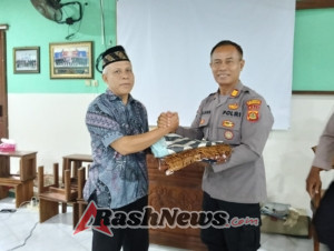 Bhabinkamtibmas Polsek Dentim Sambang dan Serahkan Sarana Kontak ke Warga Muslim di Jalan Pakisaji