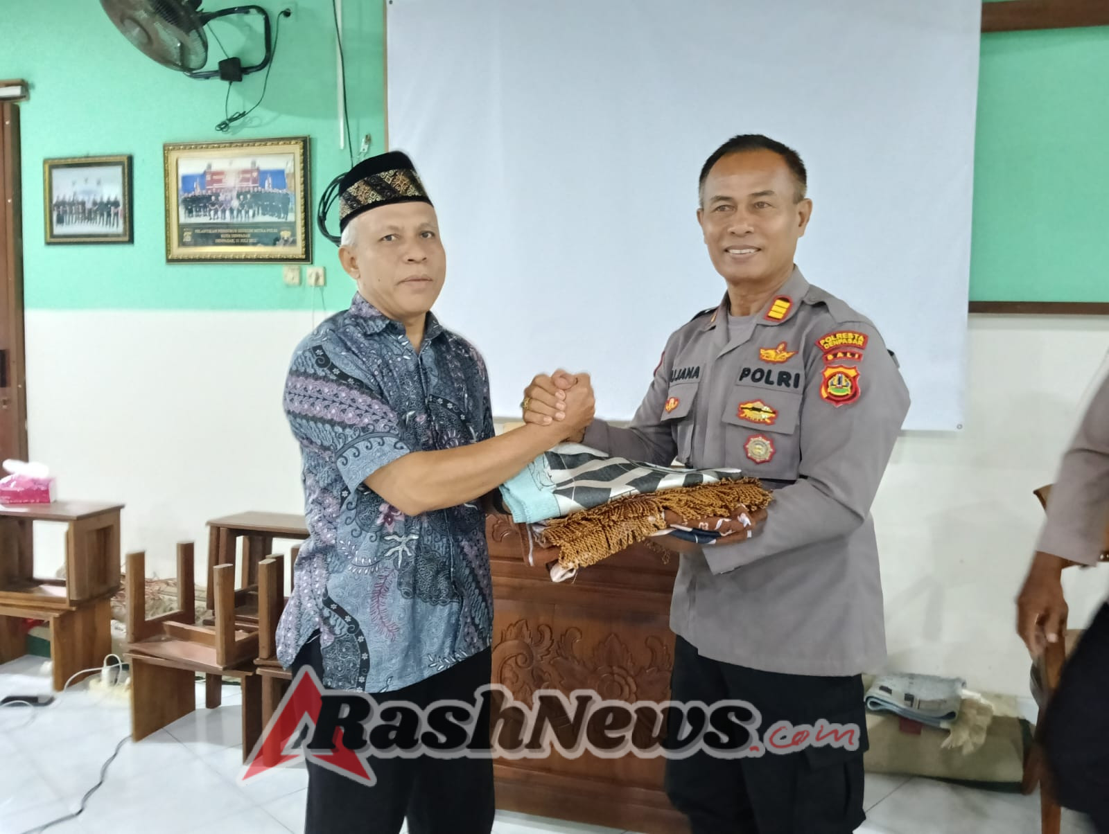 Bhabinkamtibmas Polsek Dentim Sambang dan Serahkan Sarana Kontak ke Warga Muslim di Jalan Pakisaji