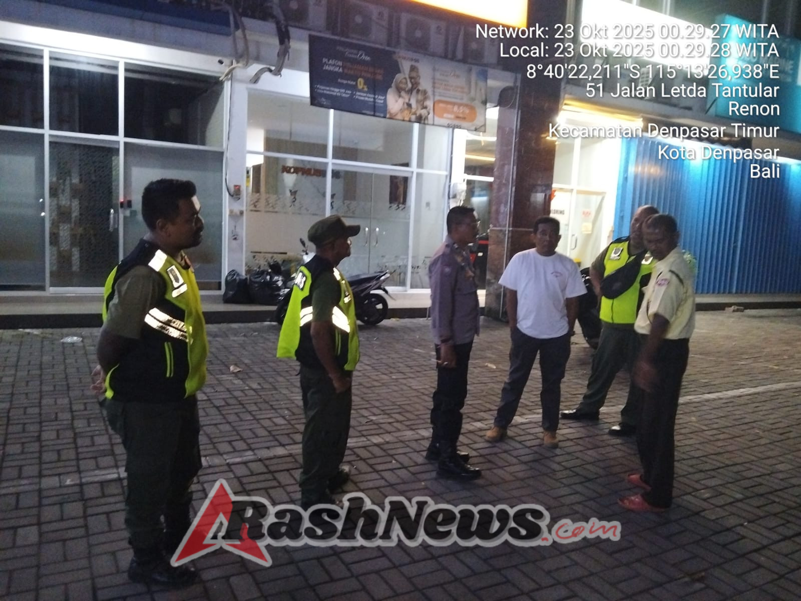 Patroli Gabungan Bhabinkamtibmas dan Linmas Kembali Sapa Warga Dangin Puri Kelod di Malam Hari