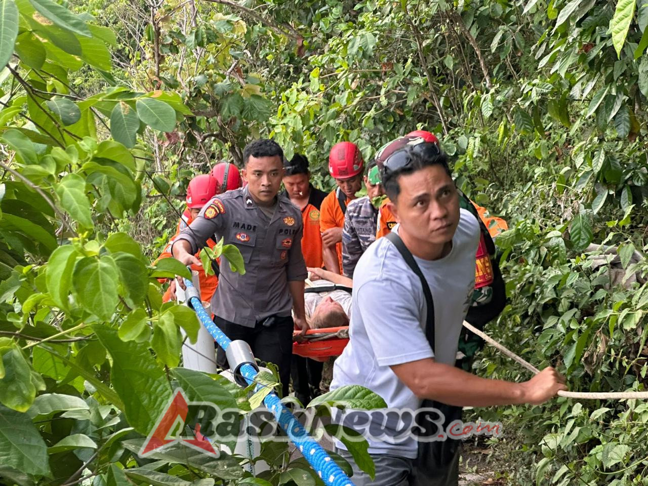 Polsek Nusa Penida Bersama Tim Medis dan SAR Evakuasi WNA Terpeleset di Objek Wisata Atuh Beach