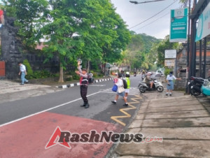 Personel Satsamapta Polres Karangasem Laksanakan Strong Point Pagi di Jalan Ngurah Rai, Amlapura