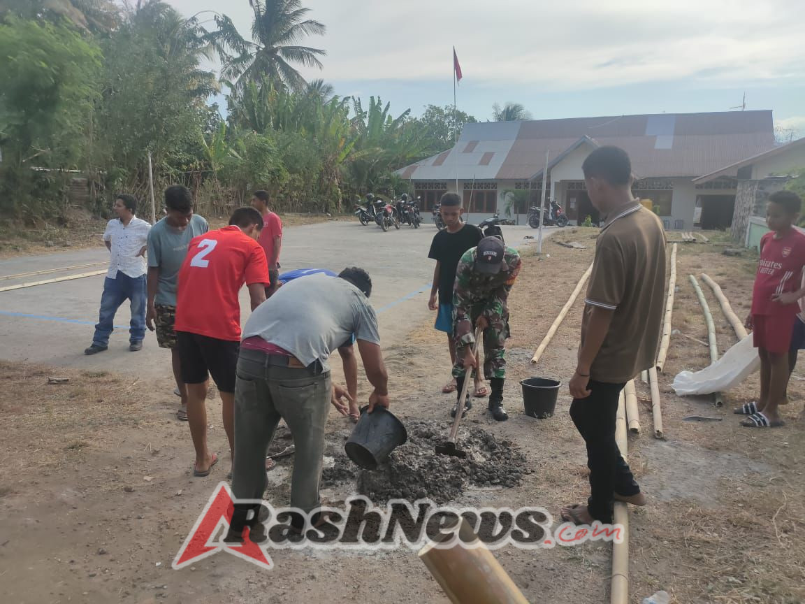 Babinsa koramil-04/ kewapante  Bangun Semangat Gotong Royong di Desa Kopong