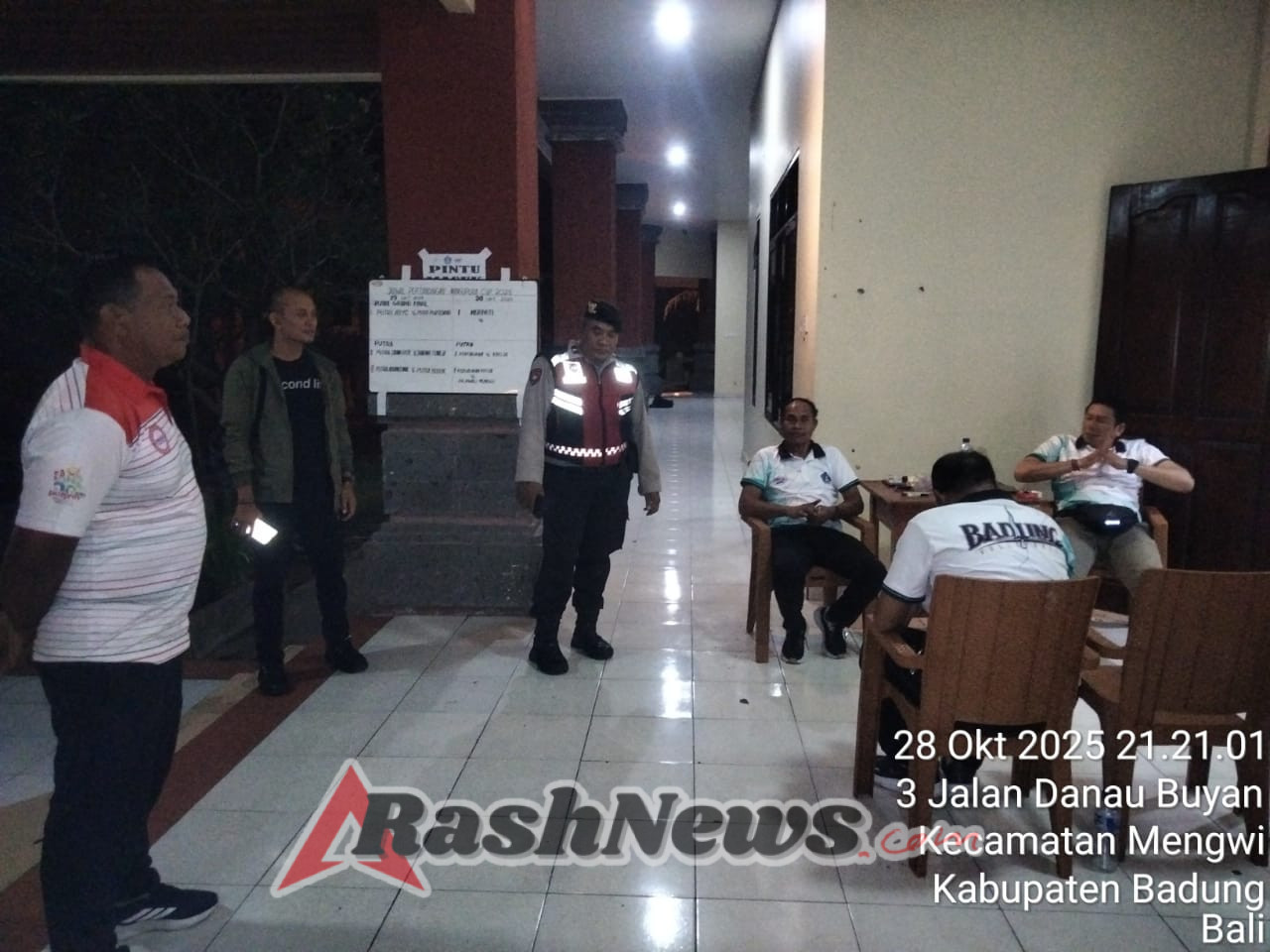 Jamin Kelancaran Turnamen Bola Voli Polsek Mengwi Lakukan Pengamanan di Kawasan Gor Mengwi