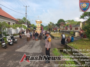 Bhabinkamtibmas Desa Kesiut laksanakan Pengamanan upacara ngaben.