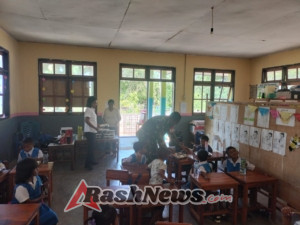 Wujud Kepedulian TNI terhadap Generasi Muda, Babinsa Pantai Baru Dampingi Pemberian Makan Sehat