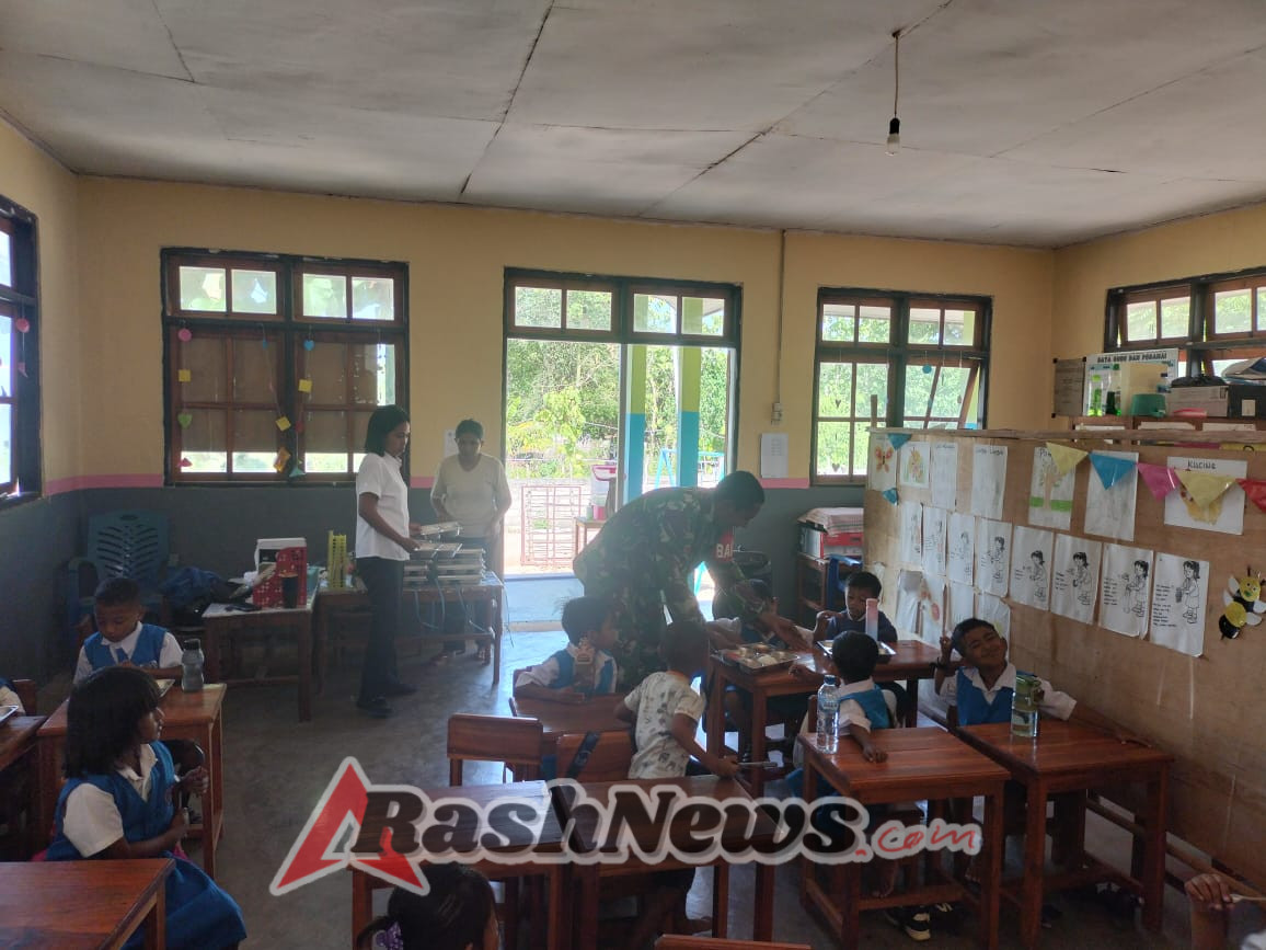 Wujud Kepedulian TNI terhadap Generasi Muda, Babinsa Pantai Baru Dampingi Pemberian Makan Sehat