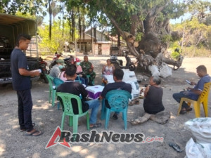 Babinsa Koramil 1627-02/Pantai Baru Turun Langsung Awasi Kualitas Air Warga Oeledo