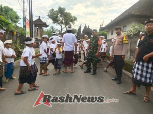 Polsek Gianyar Atensi Upacara Ngeratep dan Masupati Sesunan di Pura Dalem Balingkang Desa Adat Benawah