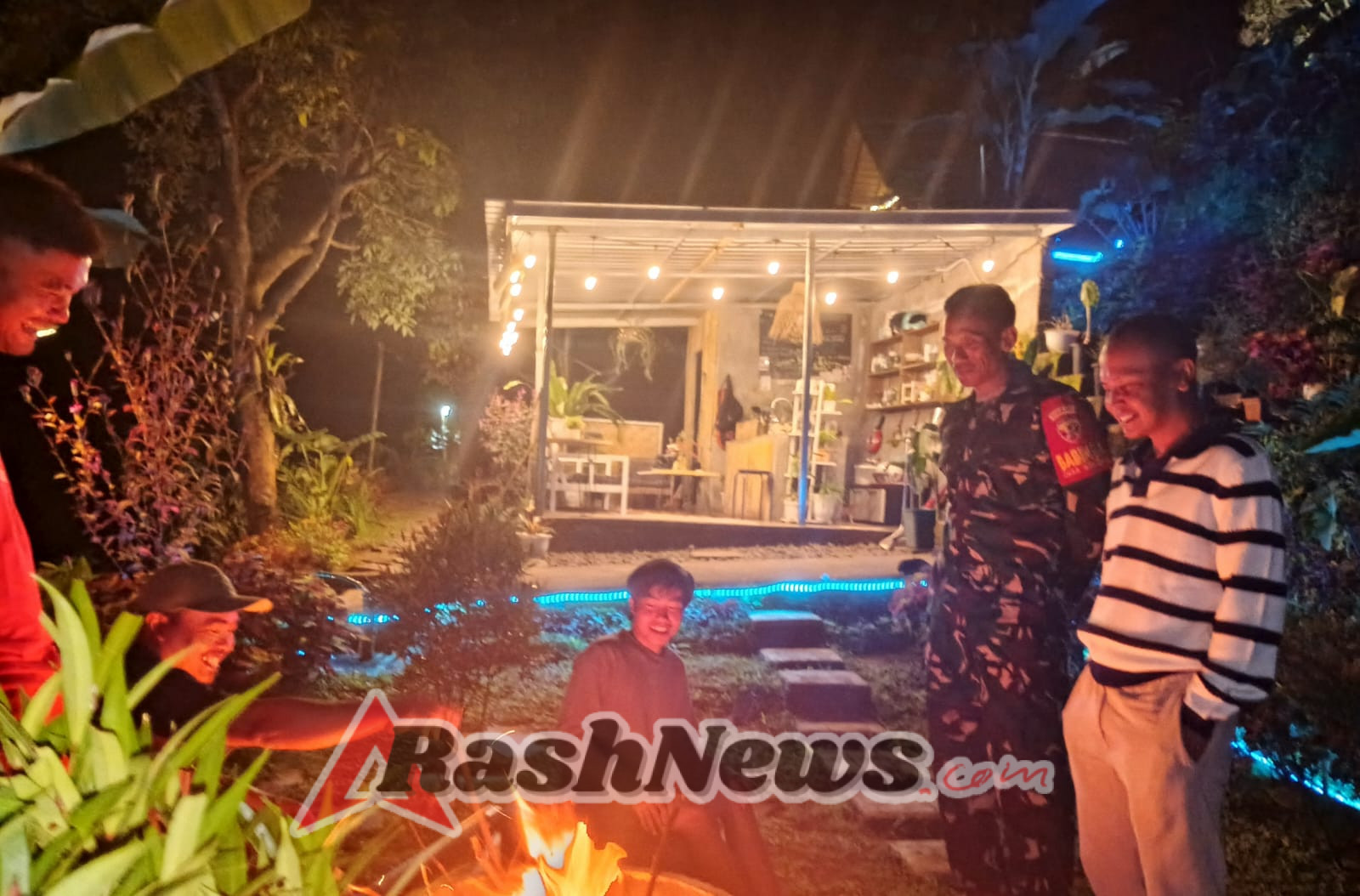 ‎Babinsa Bebidas Laksanakan Patroli Kongko-Kongko, Ajak Warga Jaga Kamtibmas dan Kerukunan