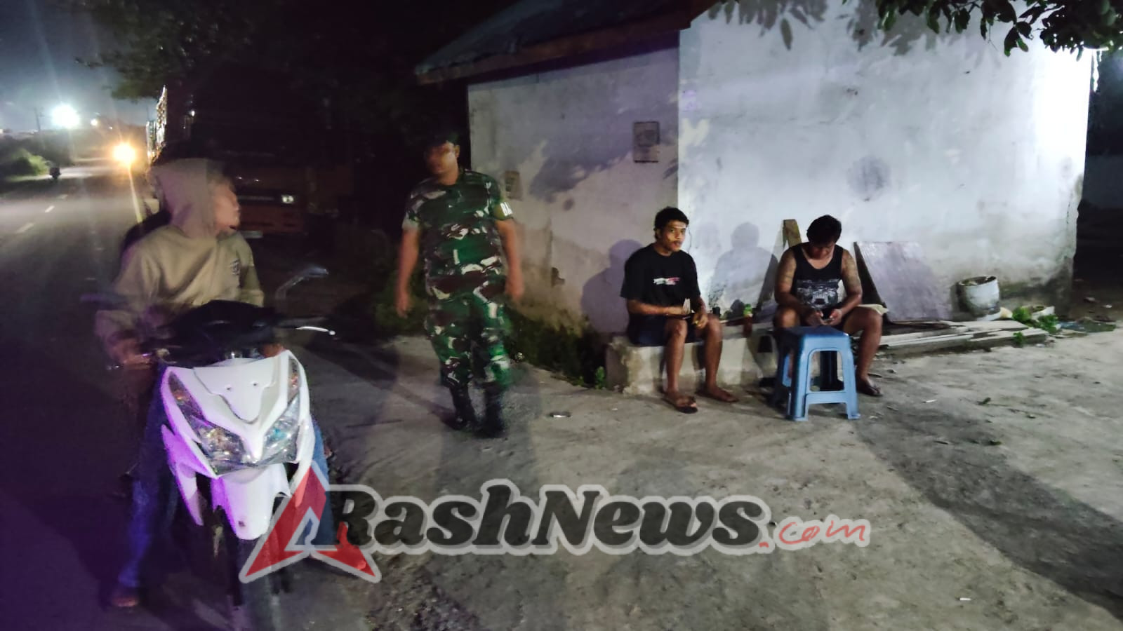 TNI Hadir di Tengah Warga, Babinsa Sekongkang Ajak Masyarakat Ciptakan Lingkungan Kondusif