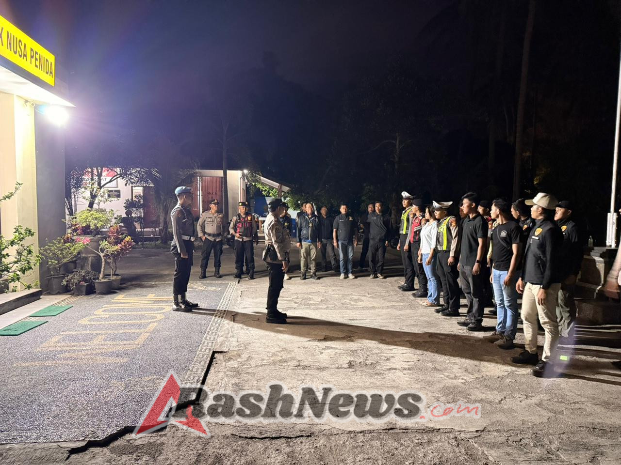 Polsek Nusa Penida Gelar Patroli Malam, Pastikan Situasi Tetap Kondusif