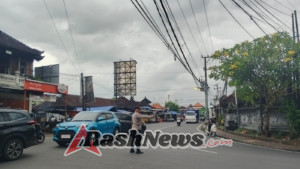 Pelayanan Prima Polsek Abiansemal, Atur Lalu Lintas Sore Untuk Kenyamanan Pengguna Jalan