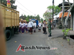 Babinsa dan Bhabinkamtibmas Desa Saba Kolaborasi Jaga Kekhidmatan Upacara Adat Melasti ke Segara Seke Luwih Pering