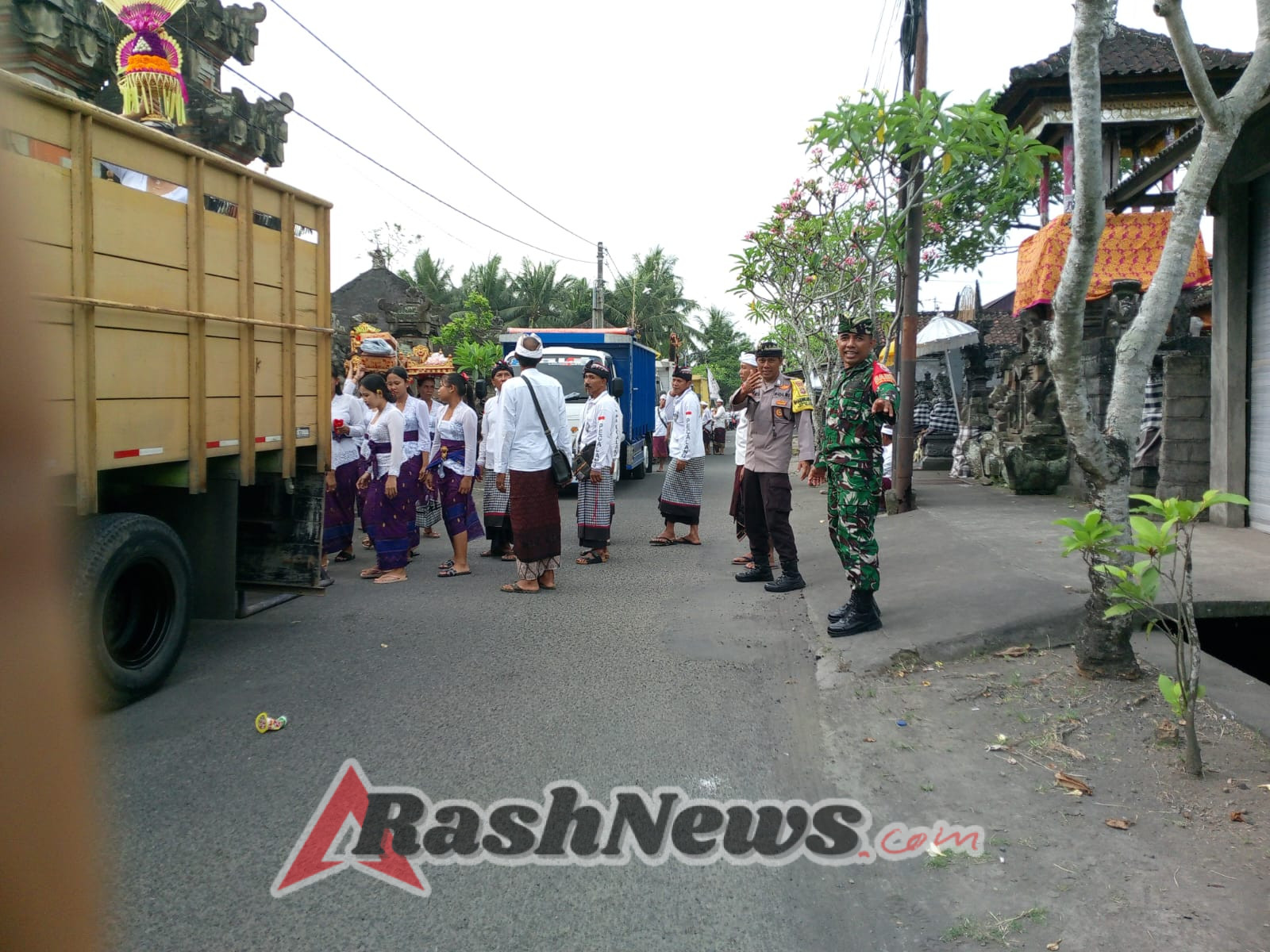Babinsa dan Bhabinkamtibmas Desa Saba Kolaborasi Jaga Kekhidmatan Upacara Adat Melasti ke Segara Seke Luwih Pering
